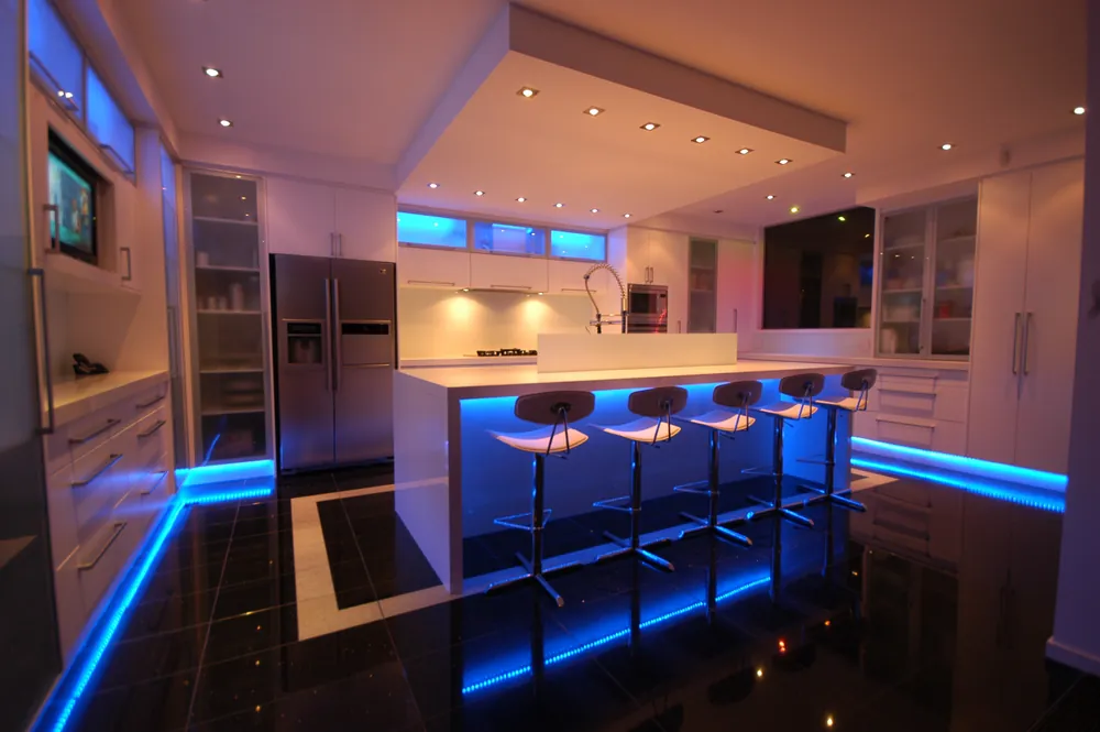 Cocina moderna iluminada con luz LED eficiente de ePrilux que reduce el consumo energético