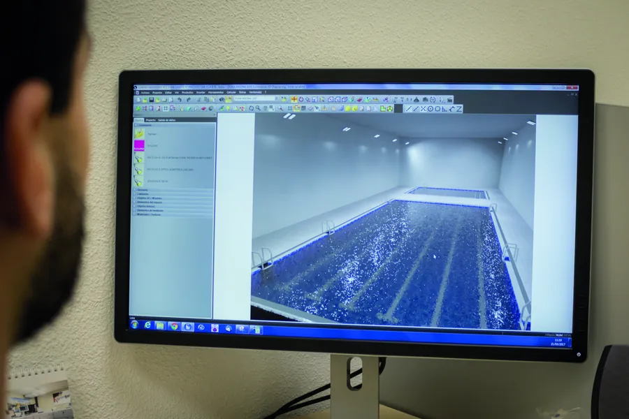 Técnico de ePrilux diseñando un proyecto de iluminación LED profesional
