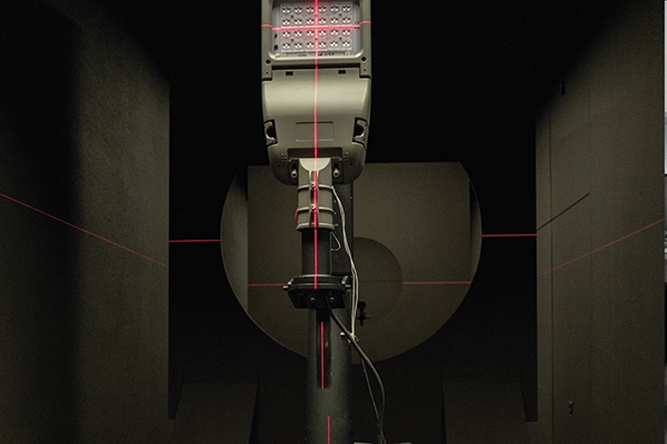 Goniofotómetro del laboratorio de fotometría propia de ePrilux midiendo la distribución de luz de una luminaria LED