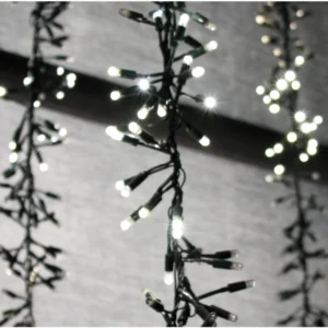Cortina de luces LED blancas colgando sobre la fachada de un edificio en Navidad