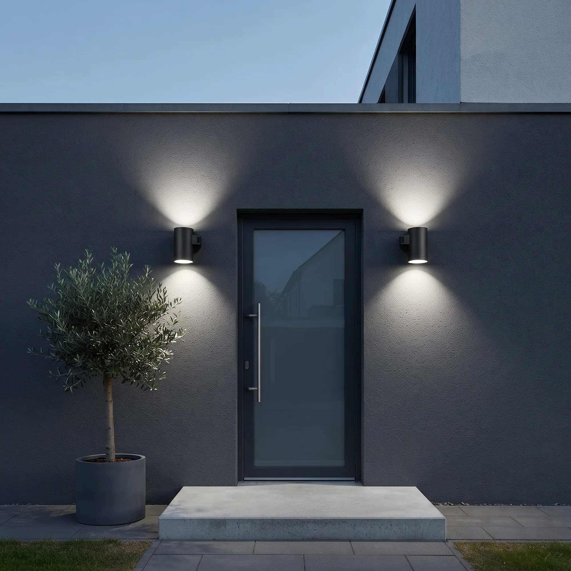 Iluminar la casa en invierno: entrada iluminada al anochecer