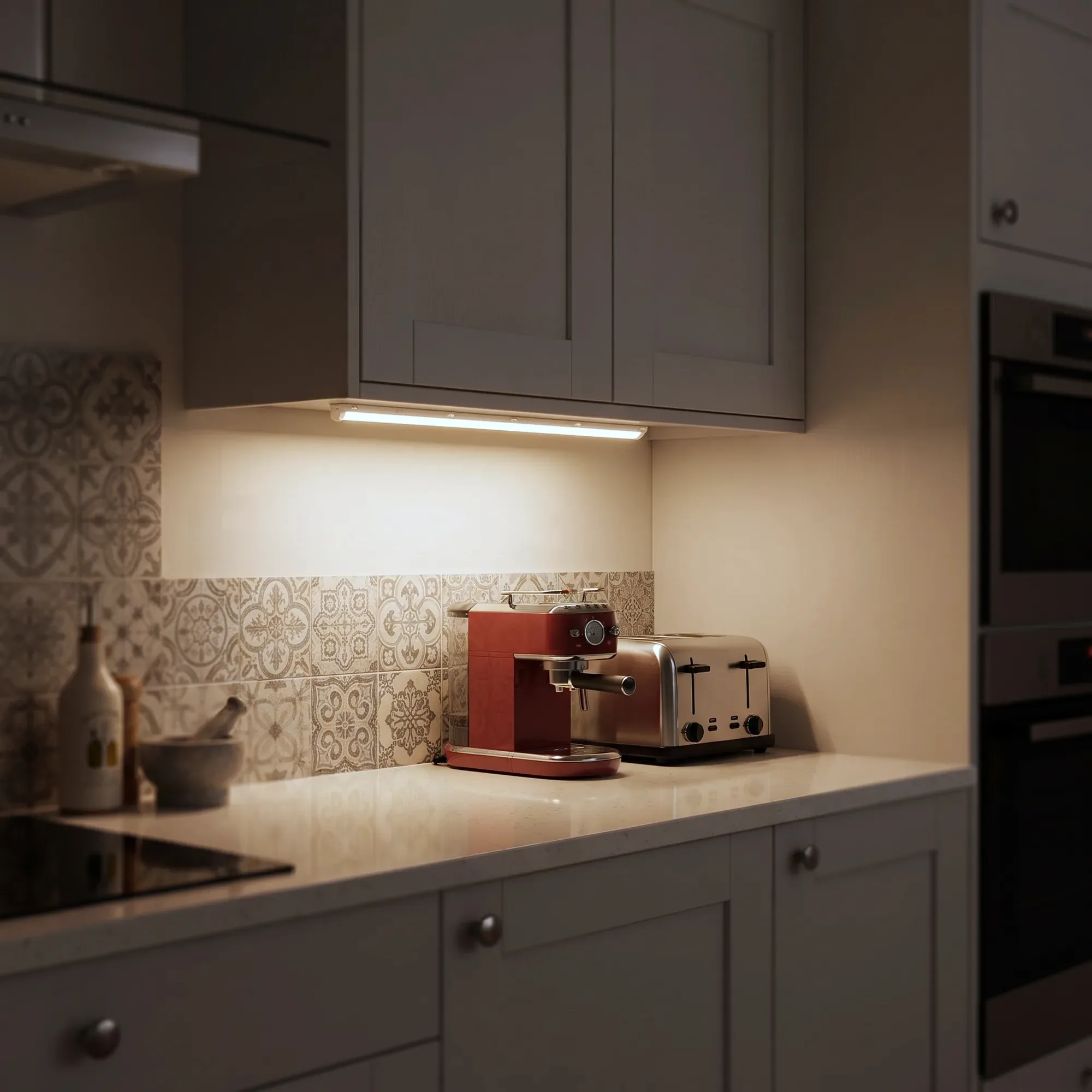 Regleta LED bajo los muebles altos de la cocina iluminando la encimera