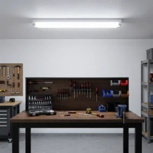 Regleta para tubo LED en el techo de un taller
