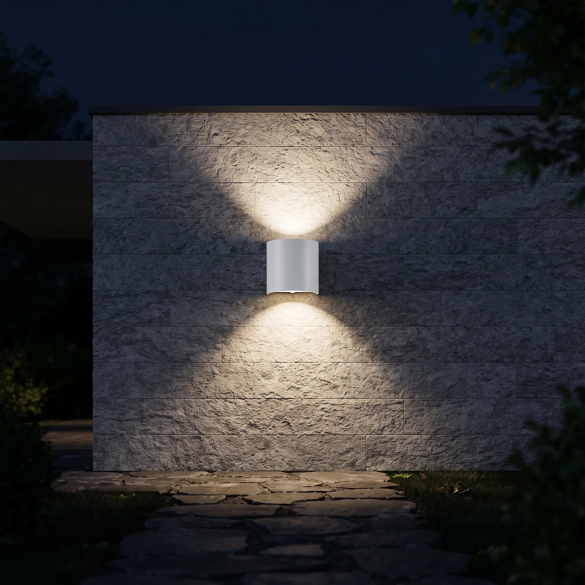 Aplique exterior LED redondo iluminando la fachada al anochecer