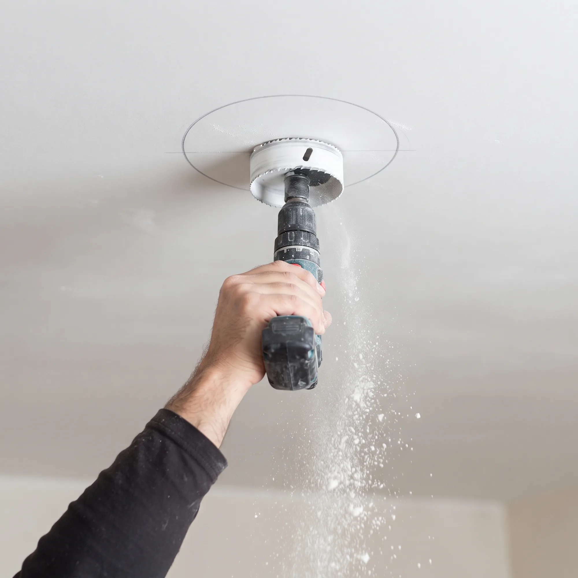 Cómo instalar un downlight, paso 2: taladrar el hueco en el techo con corona de sierra